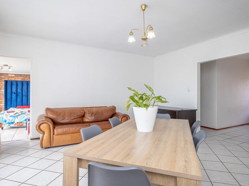 Location, space and a view - Photo 9