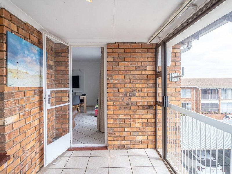 Location, space and a view - Photo 10