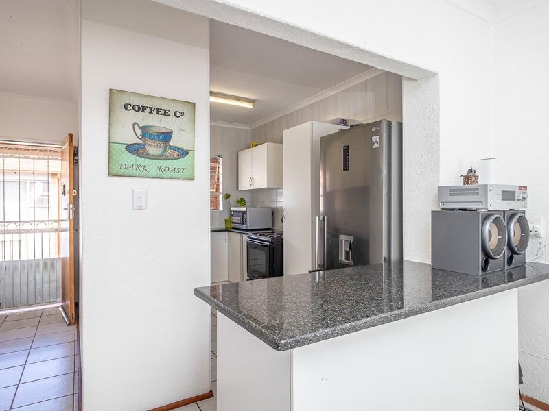 Location, space and a view - Photo 3