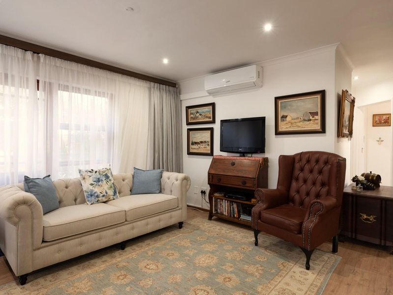 COTTAGE CHARM IN A PERFECT POSITION - Photo 9