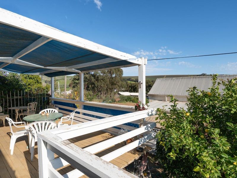COTTAGE CHARM IN A PERFECT POSITION - Photo 1