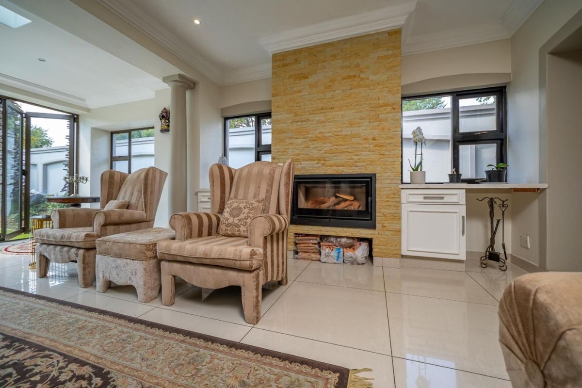 Elegant Fully Furnished 5-Bedroom Family Home in Dainfern Golf Estate - Photo 5
