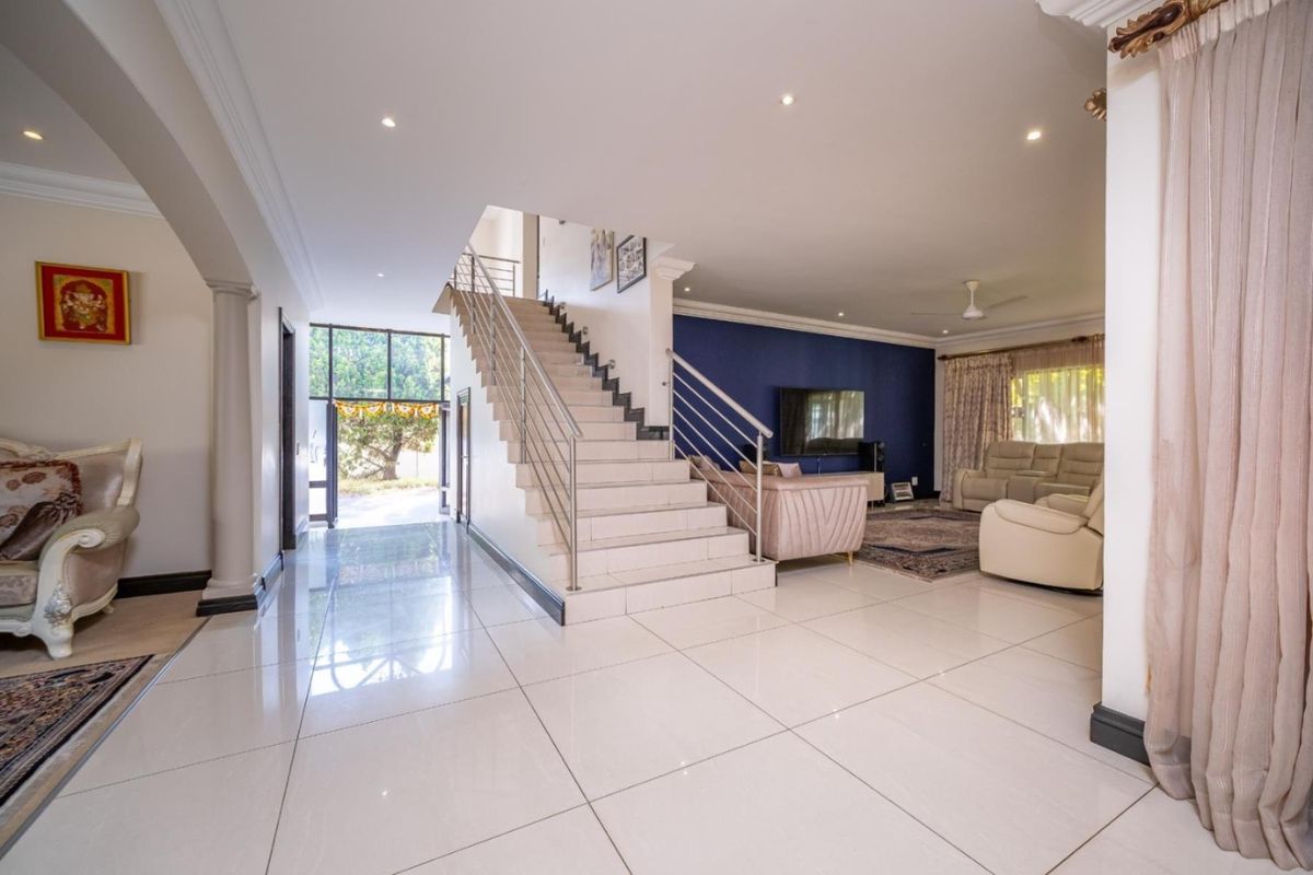 Elegant Fully Furnished 5-Bedroom Family Home in Dainfern Golf Estate - Photo 4