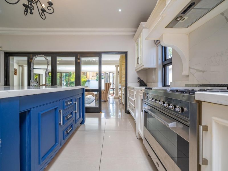 Elegant Fully Furnished 5-Bedroom Family Home in Dainfern Golf Estate - Photo 10