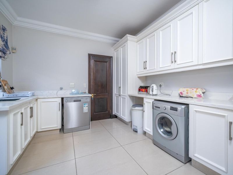 Elegant Fully Furnished 5-Bedroom Family Home in Dainfern Golf Estate - Photo 8