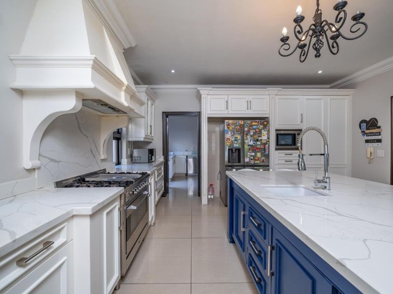 Elegant Fully Furnished 5-Bedroom Family Home in Dainfern Golf Estate - Photo 7