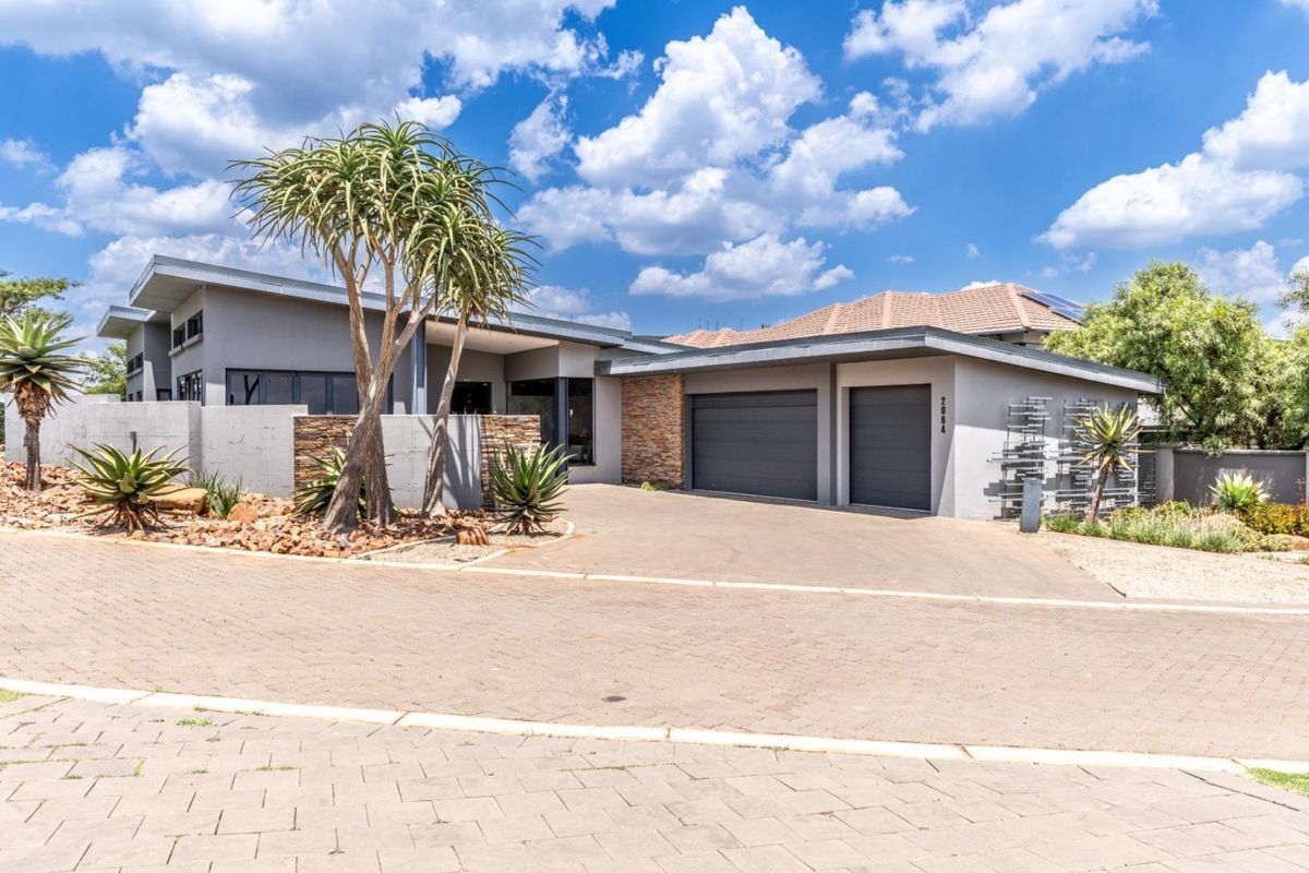 A Rare Corner Stand Gem Single Storey Living Done Right - Photo 2