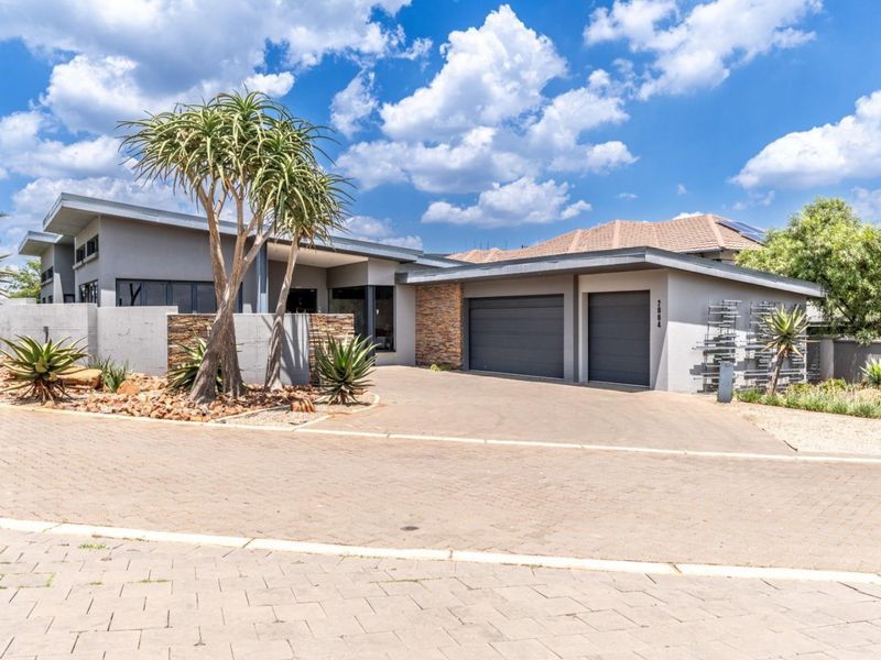 A Rare Corner Stand Gem Single Storey Living Done Right - Photo 2