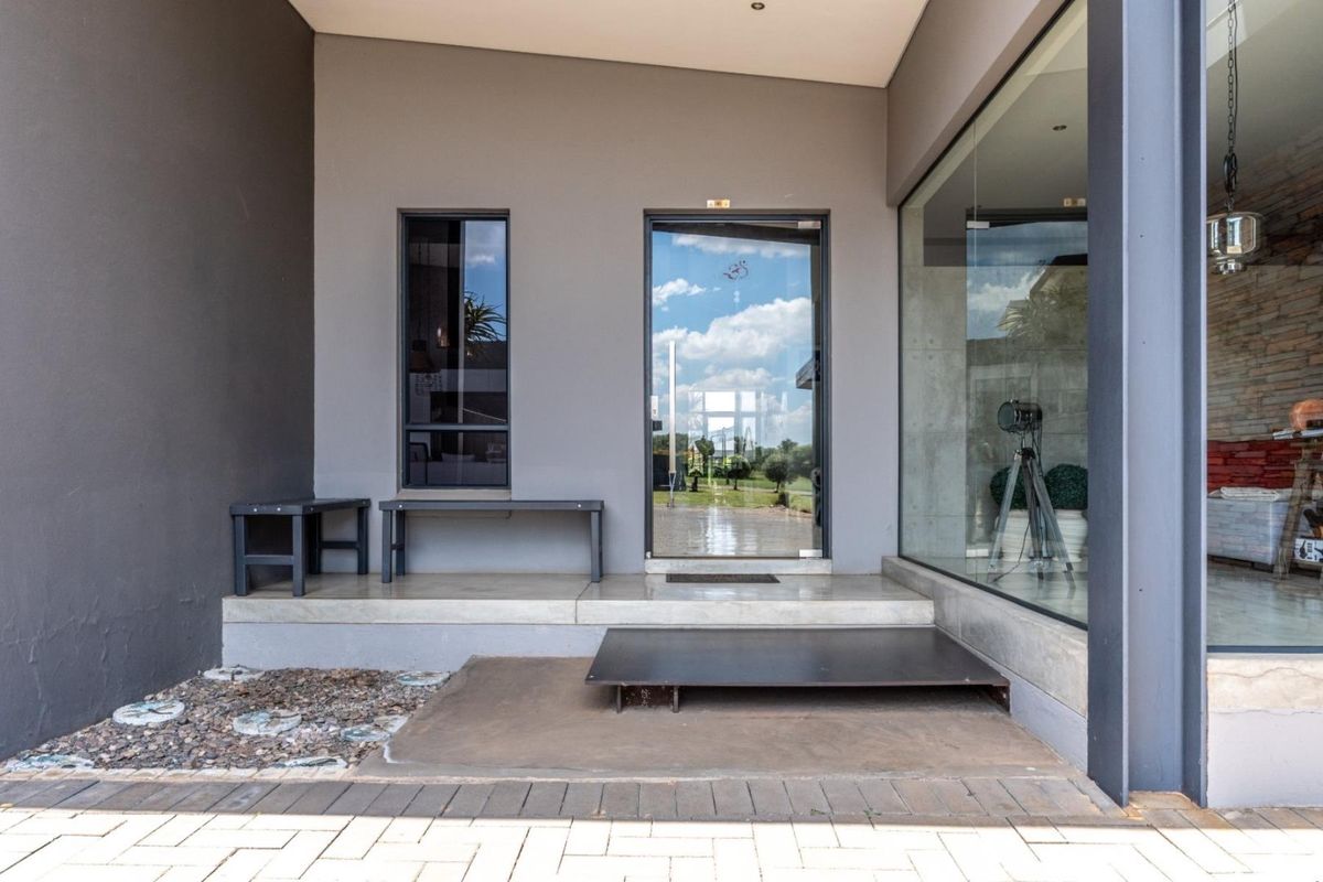 A Rare Corner Stand Gem Single Storey Living Done Right - Photo 4