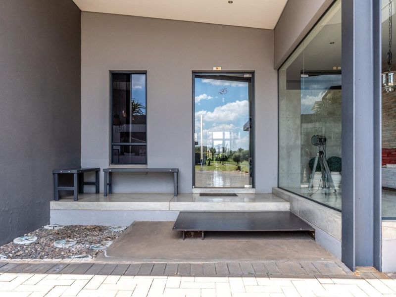 A Rare Corner Stand Gem Single Storey Living Done Right - Photo 4