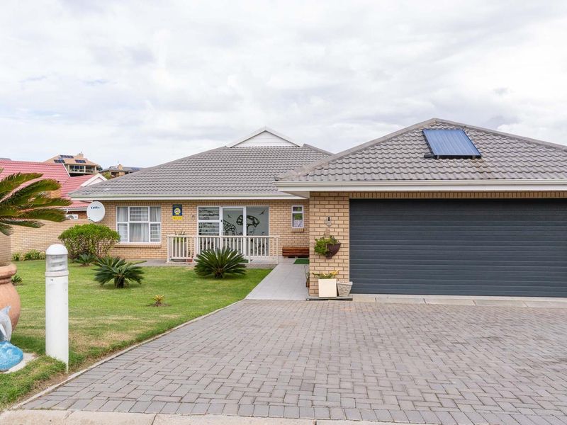 Stylish low maintenance three bedroom house with guest suite on golf estate - Photo 1