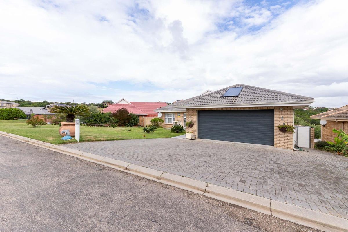 Stylish low maintenance three bedroom house with guest suite on golf estate - Photo 2