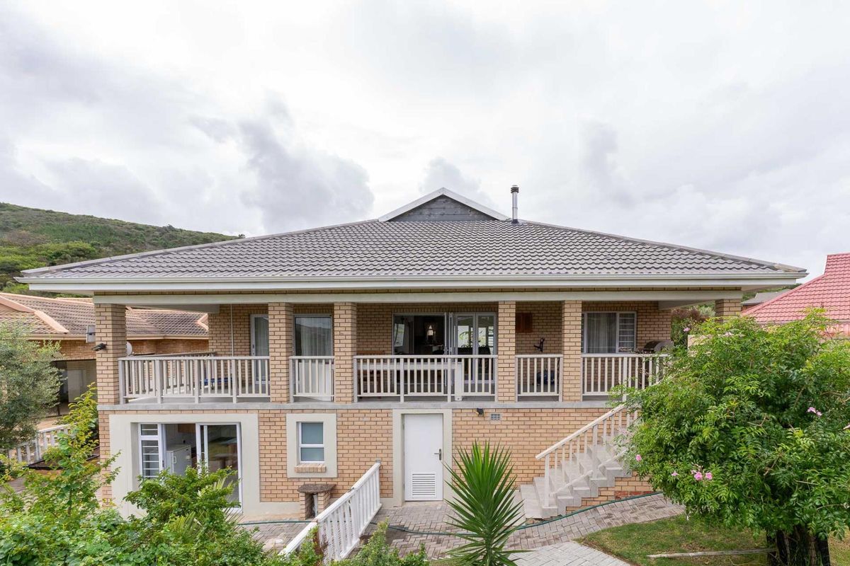 Stylish low maintenance three bedroom house with guest suite on golf estate - Photo 3