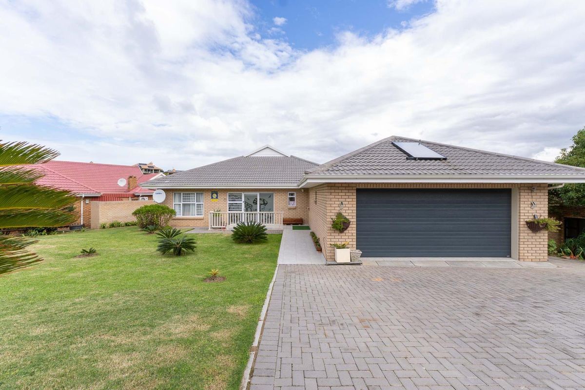 Stylish low maintenance three bedroom house with guest suite on golf estate - Photo 5