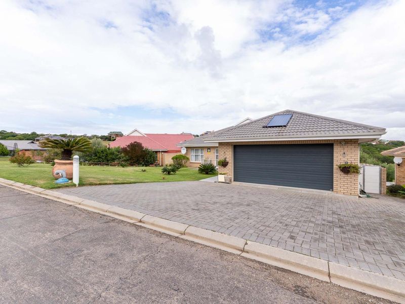 Stylish low maintenance three bedroom house with guest suite on golf estate - Photo 2