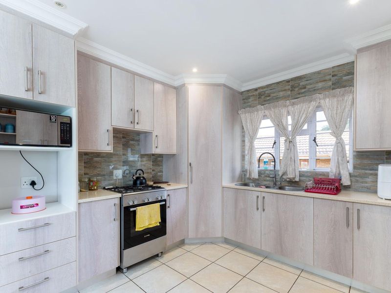 Stylish low maintenance three bedroom house with guest suite on golf estate - Photo 10