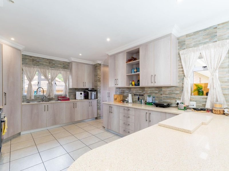 Stylish low maintenance three bedroom house with guest suite on golf estate - Photo 9