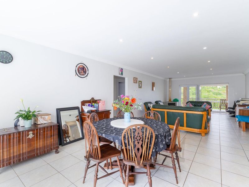 Stylish low maintenance three bedroom house with guest suite on golf estate - Photo 7