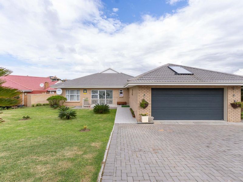 Stylish low maintenance three bedroom house with guest suite on golf estate - Photo 5