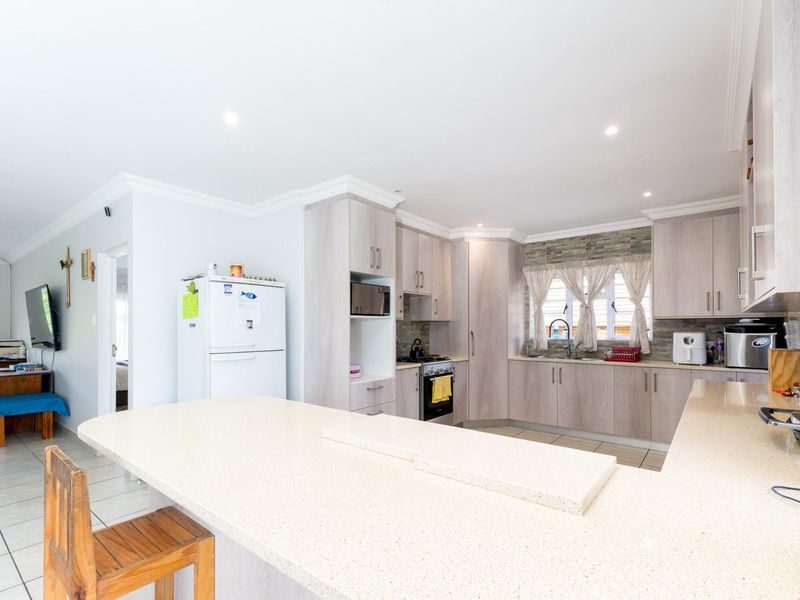 Stylish low maintenance three bedroom house with guest suite on golf estate - Photo 6