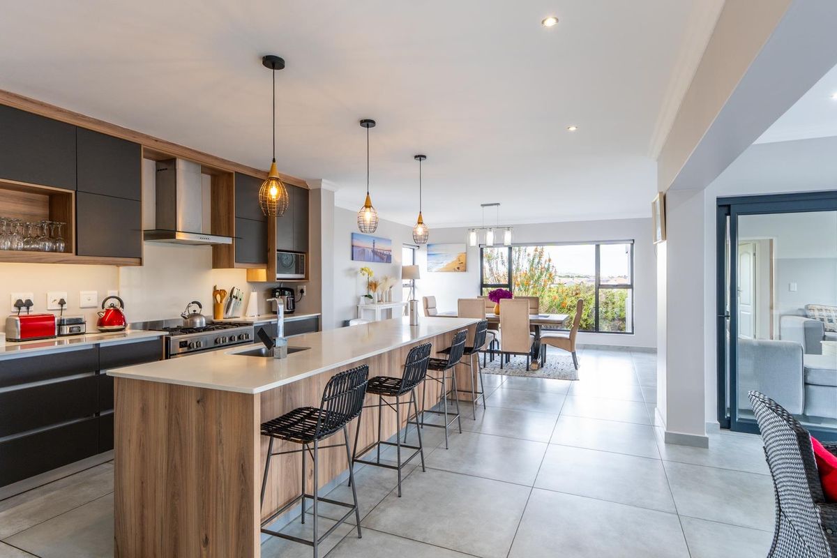 3-Bedroom Home in Langebaan Country Estate - Photo 2