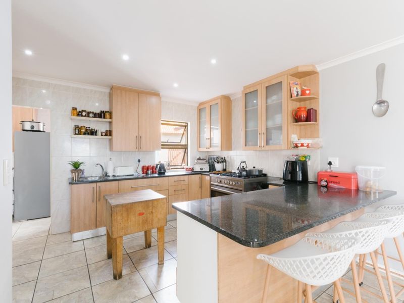 Spacious 4-Bedroom Corner Home with Greenbelt Views | Langebaan Country Estate - Photo 8