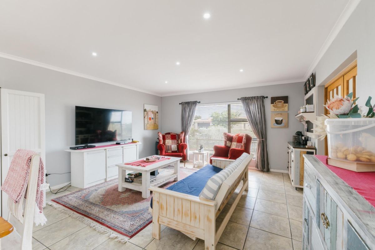 Spacious 4-Bedroom Corner Home with Greenbelt Views | Langebaan Country Estate - Photo 4