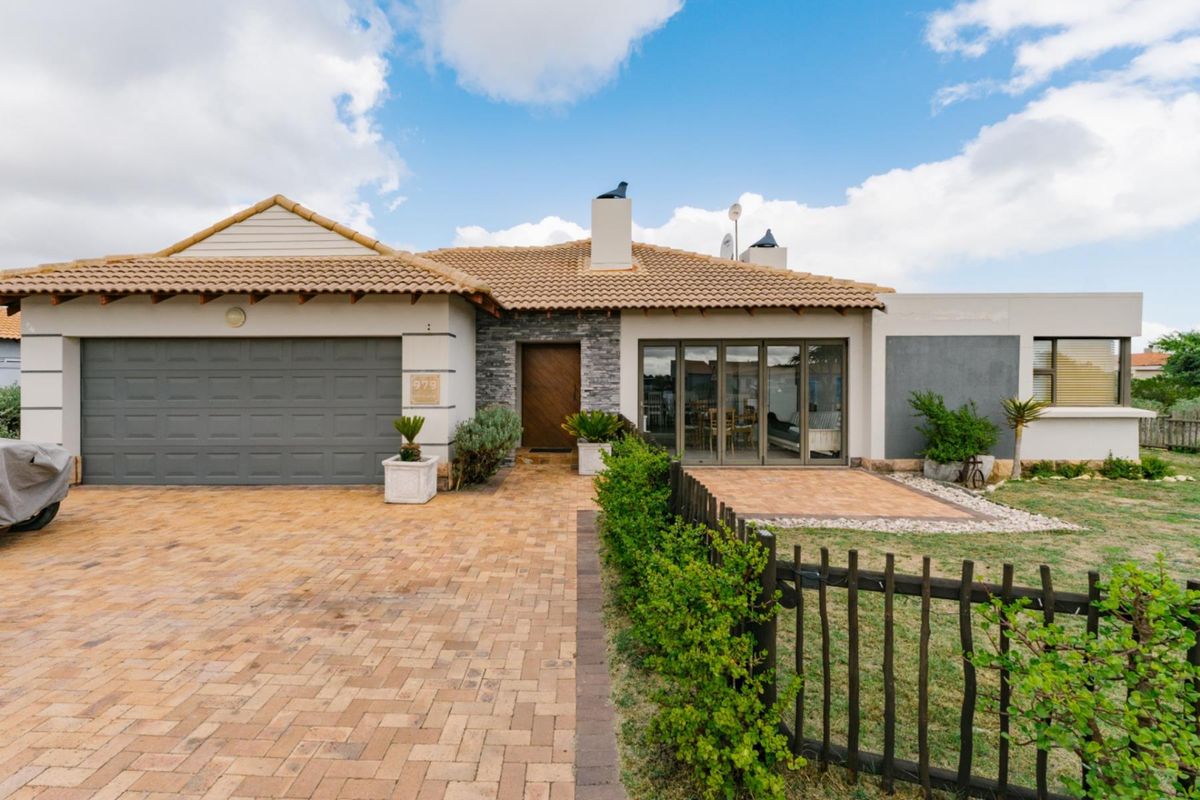 Spacious 4-Bedroom Corner Home with Greenbelt Views | Langebaan Country Estate - Photo 2