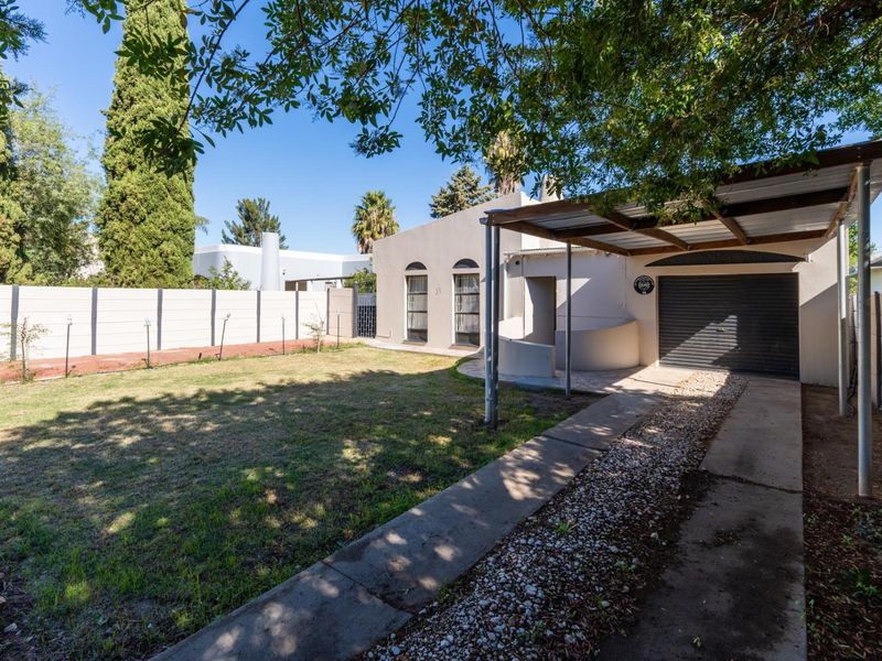 Elegant 3-Bedroom Contemporary Home for Sale in Robertson - Photo 2