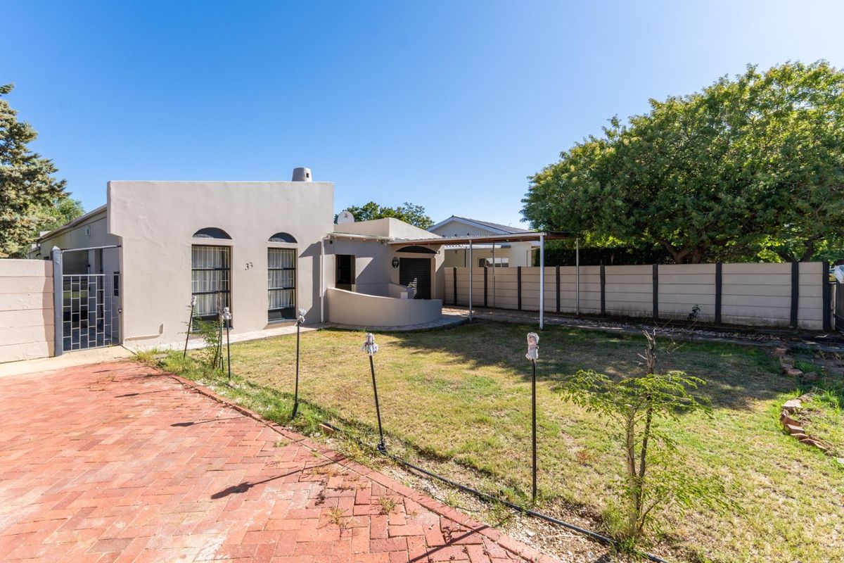 Elegant 3-Bedroom Contemporary Home for Sale in Robertson - Photo 3