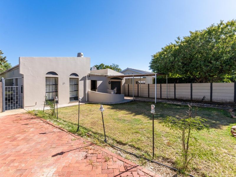 Elegant 3-Bedroom Contemporary Home for Sale in Robertson - Photo 3