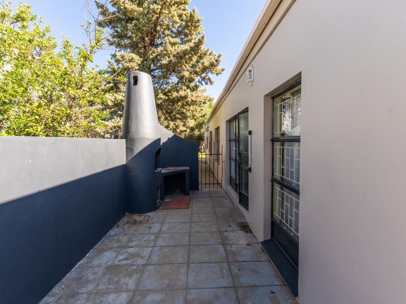 Elegant 3-Bedroom Contemporary Home for Sale in Robertson - Photo 9