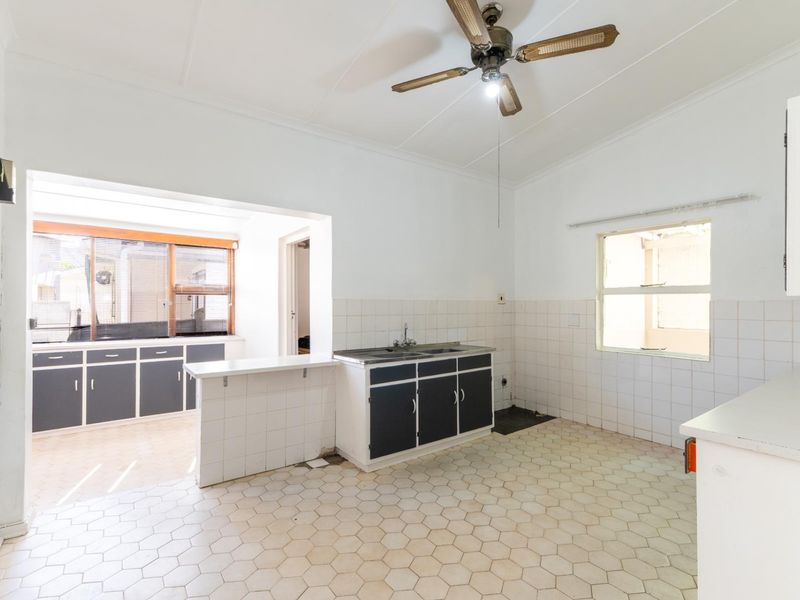 Elegant 3-Bedroom Contemporary Home for Sale in Robertson - Photo 10