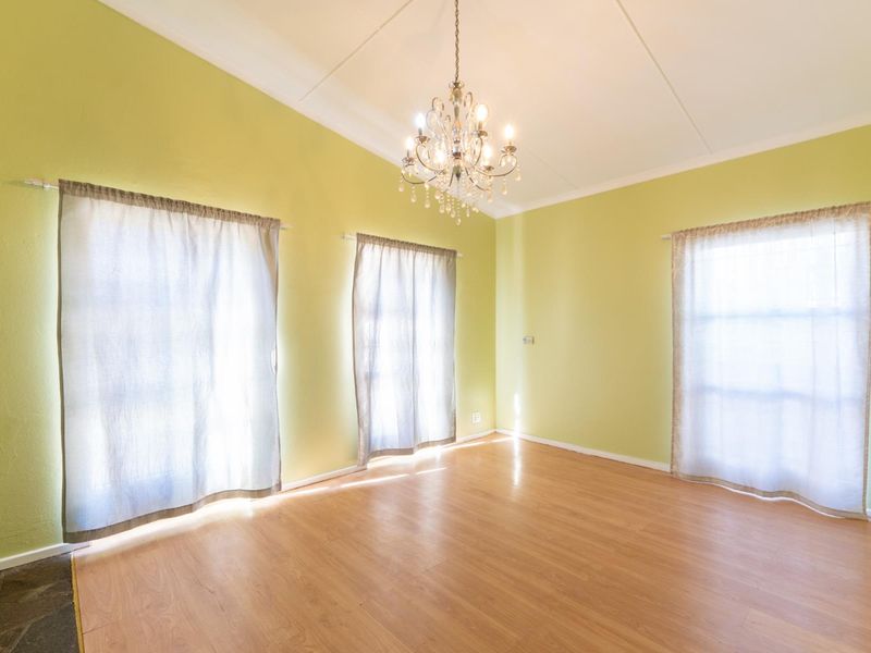 Elegant 3-Bedroom Contemporary Home for Sale in Robertson - Photo 7