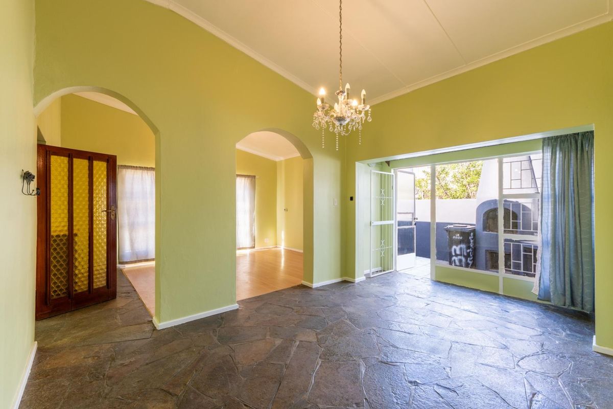 Elegant 3-Bedroom Contemporary Home for Sale in Robertson - Photo 4