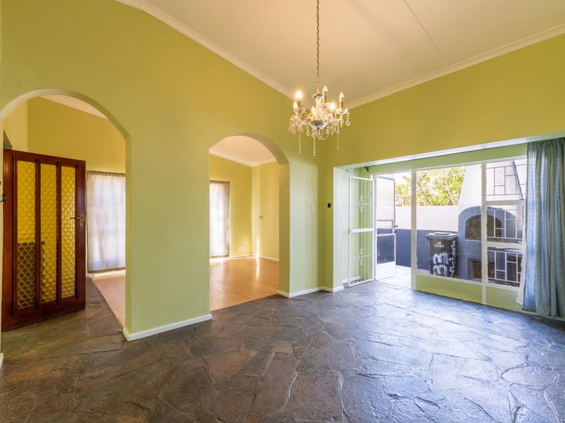 Elegant 3-Bedroom Contemporary Home for Sale in Robertson - Photo 4