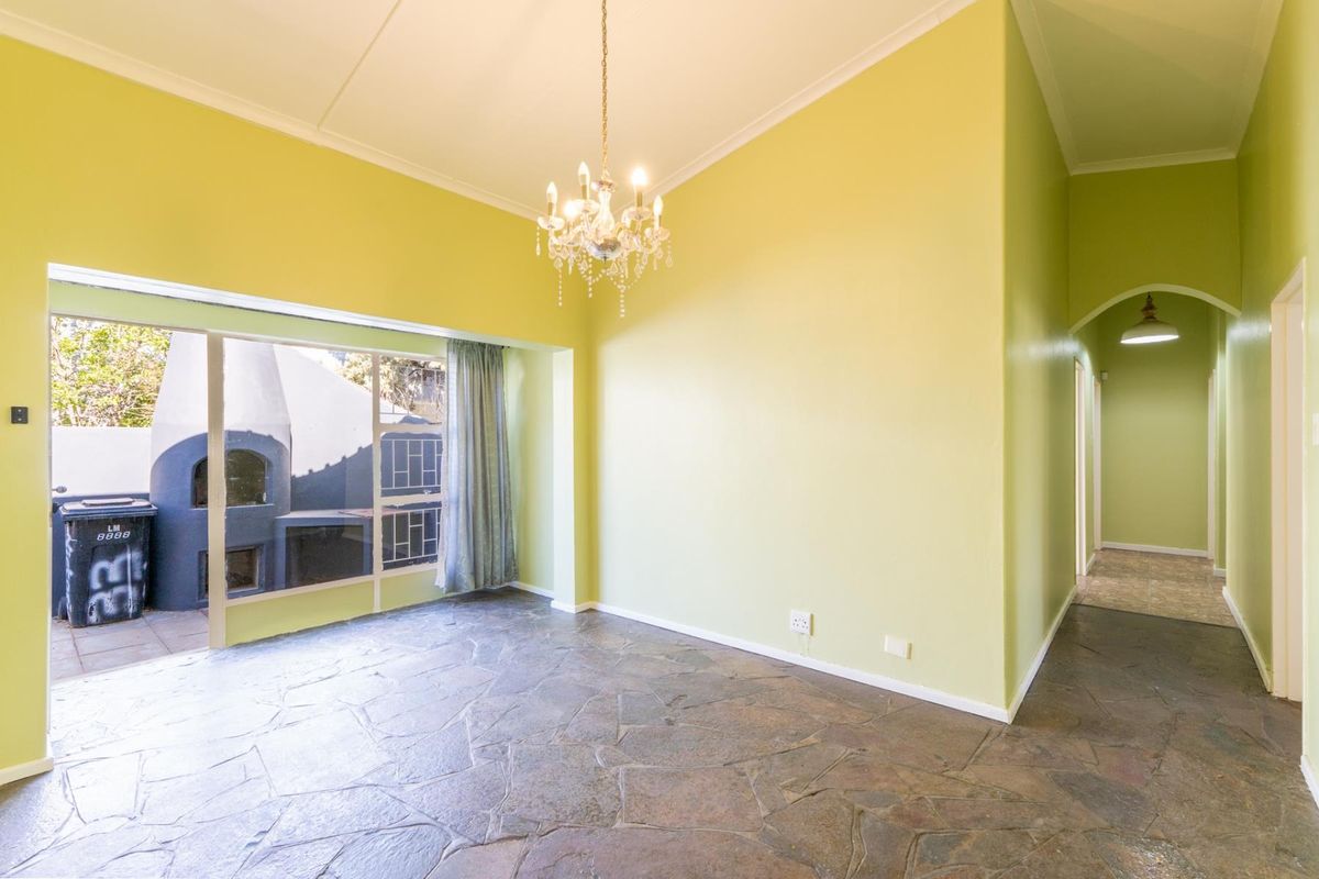 Elegant 3-Bedroom Contemporary Home for Sale in Robertson - Photo 5