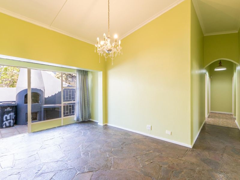 Elegant 3-Bedroom Contemporary Home for Sale in Robertson - Photo 5