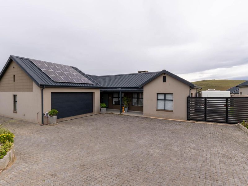 A HOME THAT HAS IT ALL | SECURITY | LOCATION | ENTERTAINMENT | SOLAR - Photo 1