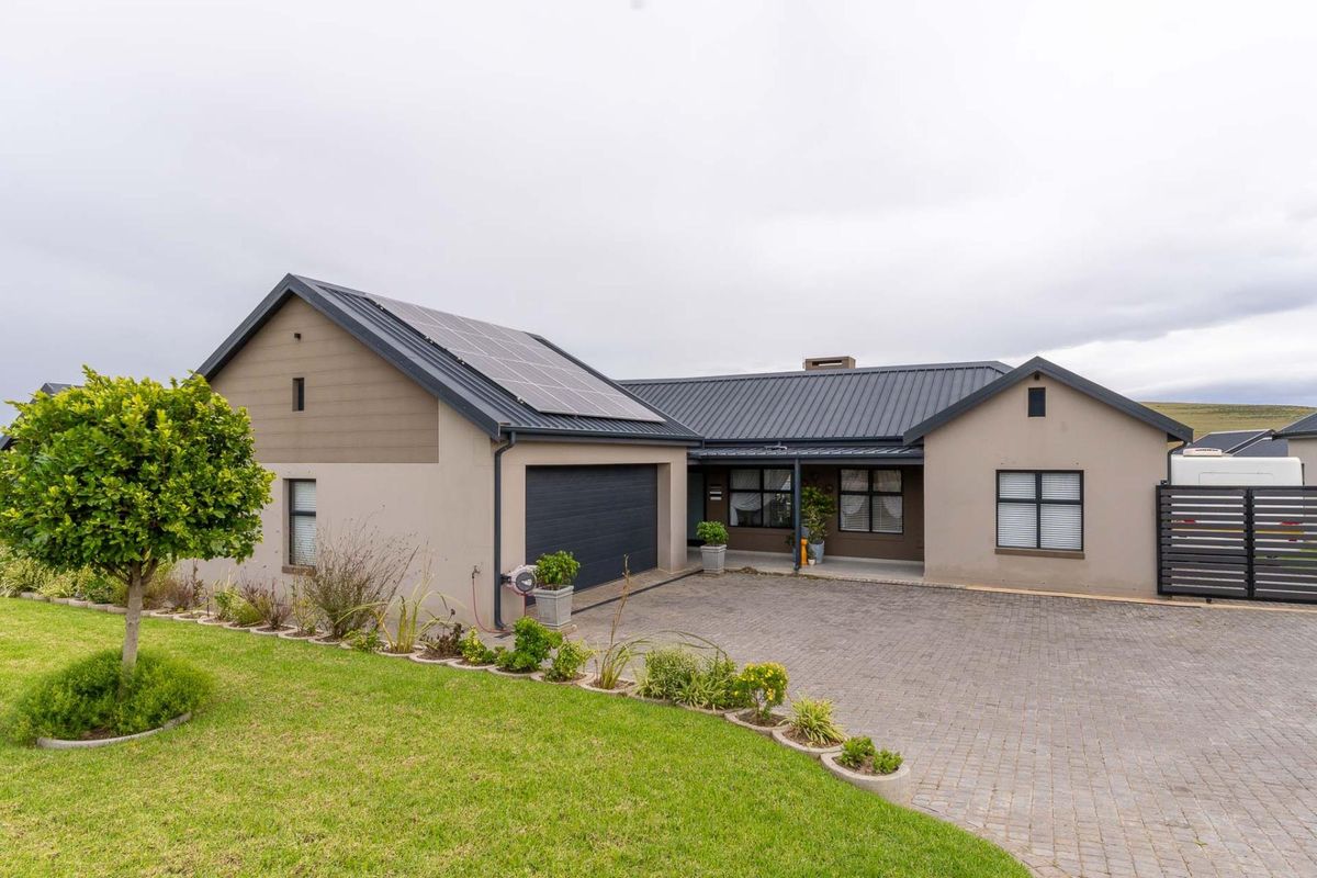 A HOME THAT HAS IT ALL | SECURITY | LOCATION | ENTERTAINMENT | SOLAR - Photo 2