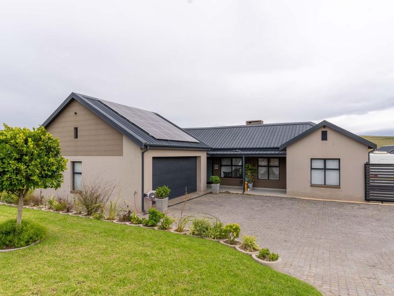 A HOME THAT HAS IT ALL | SECURITY | LOCATION | ENTERTAINMENT | SOLAR - Photo 2