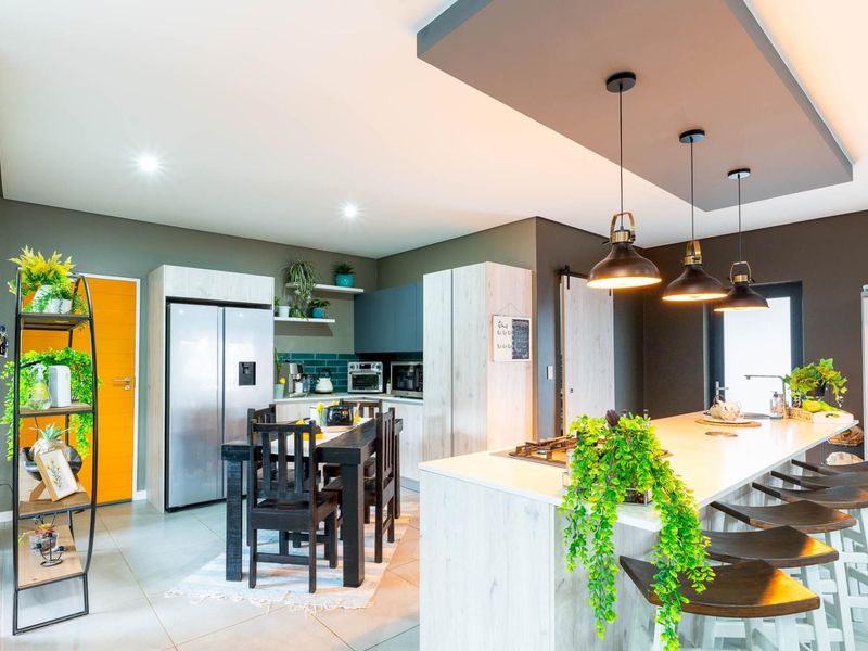 A HOME THAT HAS IT ALL | SECURITY | LOCATION | ENTERTAINMENT | SOLAR - Photo 10