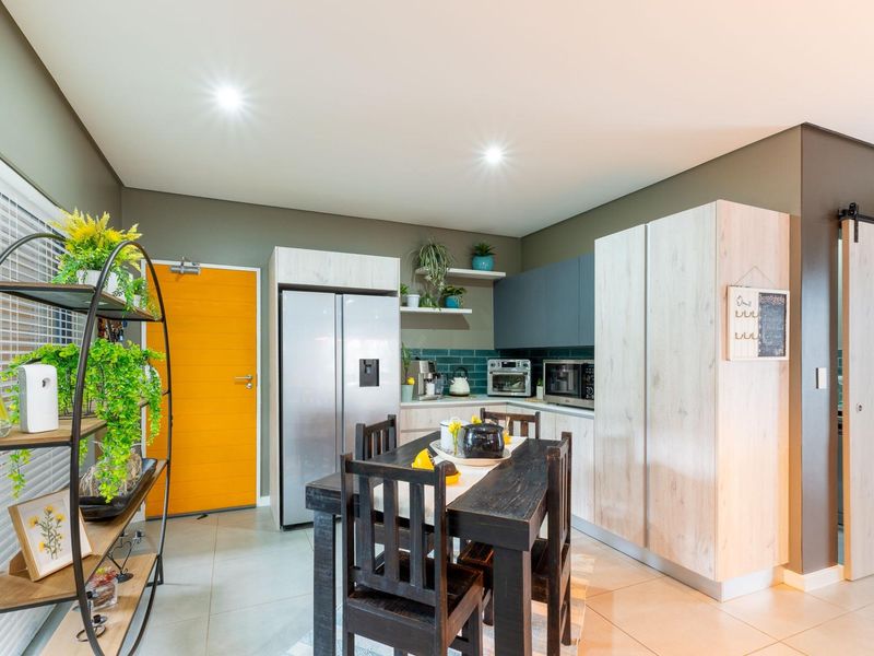 A HOME THAT HAS IT ALL | SECURITY | LOCATION | ENTERTAINMENT | SOLAR - Photo 9