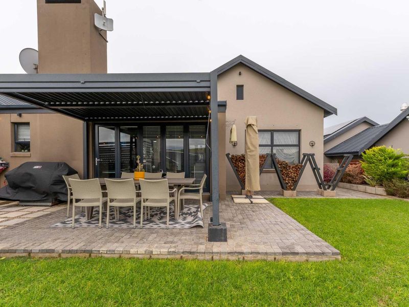 A HOME THAT HAS IT ALL | SECURITY | LOCATION | ENTERTAINMENT | SOLAR - Photo 8
