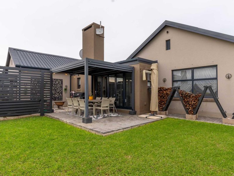A HOME THAT HAS IT ALL | SECURITY | LOCATION | ENTERTAINMENT | SOLAR - Photo 7