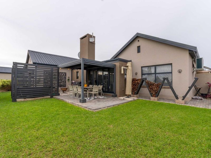 A HOME THAT HAS IT ALL | SECURITY | LOCATION | ENTERTAINMENT | SOLAR - Photo 6