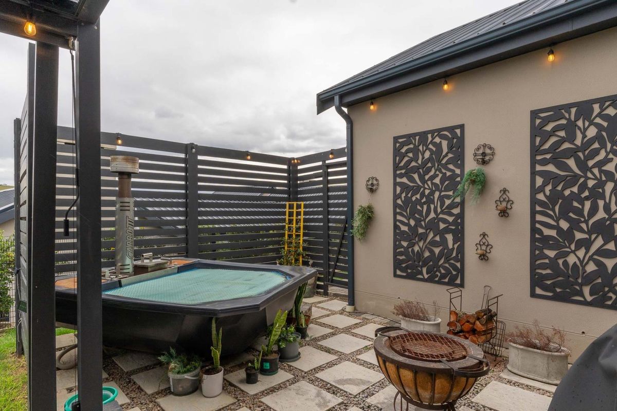 A HOME THAT HAS IT ALL | SECURITY | LOCATION | ENTERTAINMENT | SOLAR - Photo 4