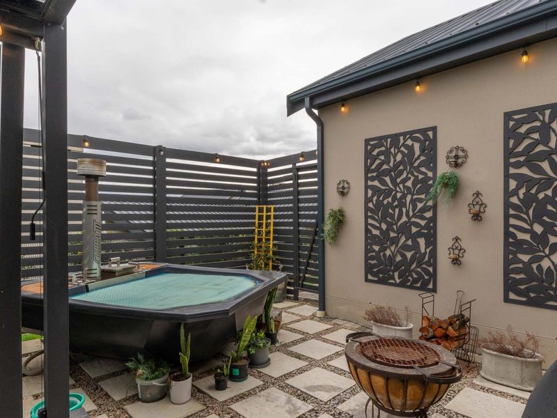 A HOME THAT HAS IT ALL | SECURITY | LOCATION | ENTERTAINMENT | SOLAR - Photo 4