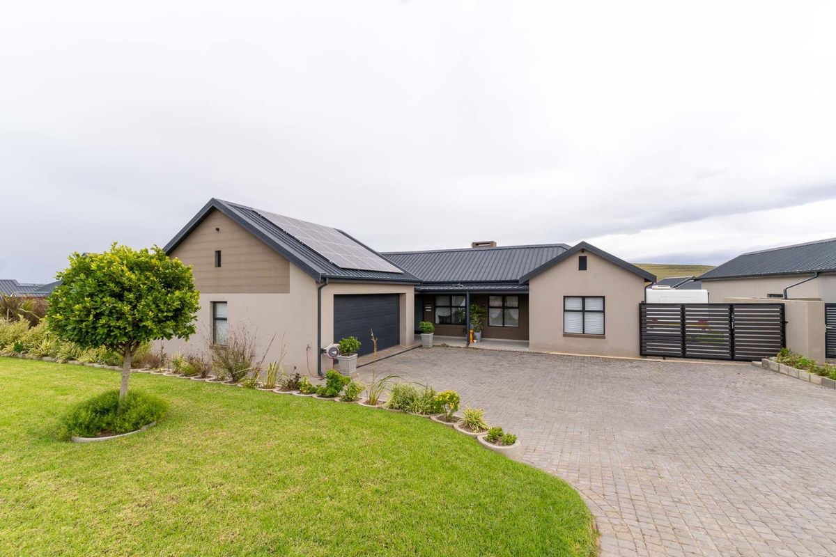 A HOME THAT HAS IT ALL | SECURITY | LOCATION | ENTERTAINMENT | SOLAR - Photo 3