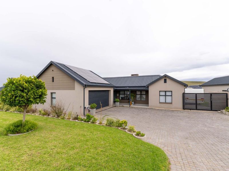 A HOME THAT HAS IT ALL | SECURITY | LOCATION | ENTERTAINMENT | SOLAR - Photo 3